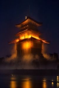 悬疑犯罪电影封面，城市夜景霓虹灯下神秘侦探剪影，高清电影下载悬疑片推荐